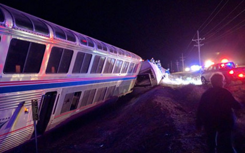 ​Пассажирский поезд сошел с рельсов в США, ранены 32 человек - ВИДЕО