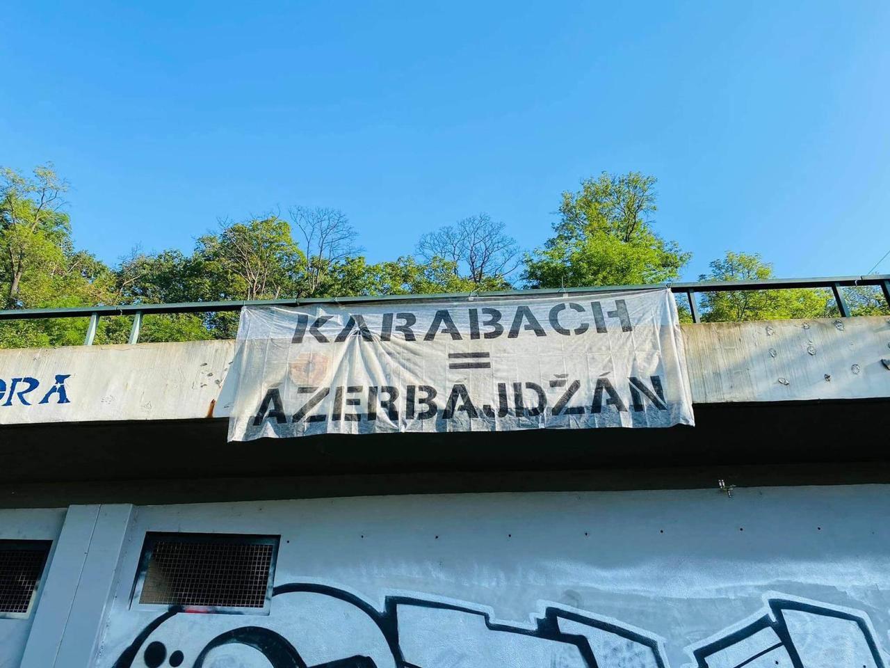 Praqanın mərkəzi körpüsündən Qarabağ Azərbaycandır! posteri asılıb