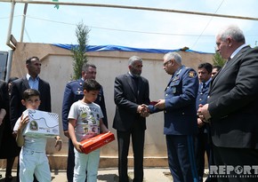 Air Forces Commander presents Azerbaijani flag order to father of martyr Tabriz Musazade - PHOTO