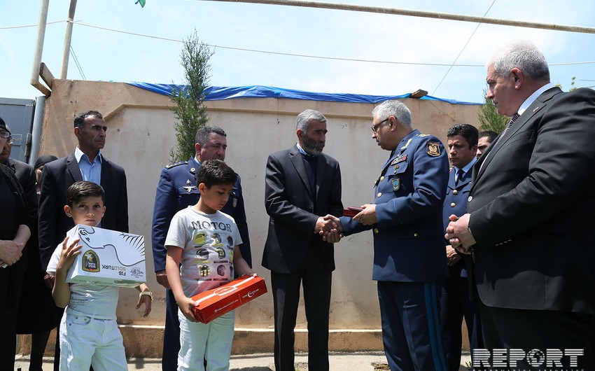 Air Forces Commander presents Azerbaijani flag order to father of martyr Tabriz Musazade - PHOTO