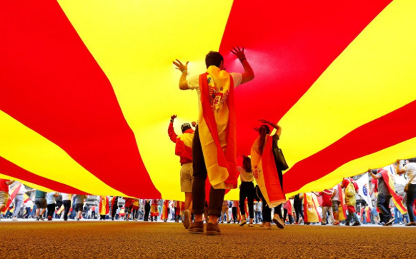 Kataloniyada on minlərlə insan İspaniyanın milli bayramını qeyd edib