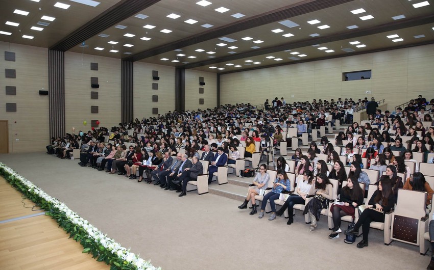 В Бакинской Высшей школе нефти отметили Международный женский день