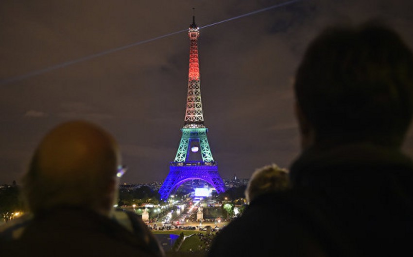 ​Эйфелеву башню в Париже подсветили в цвета флагов ЛГБТ и США