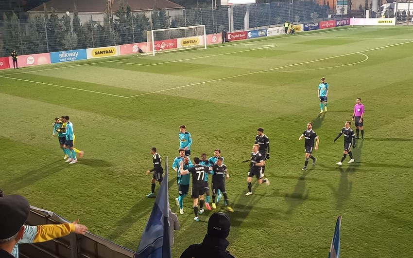 Zirə - Qarabağ oyununda futbolçular arasında insident olub