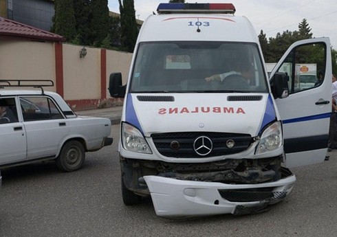 В Гяндже машина скорой помощи попала в аварию, есть пострадавший