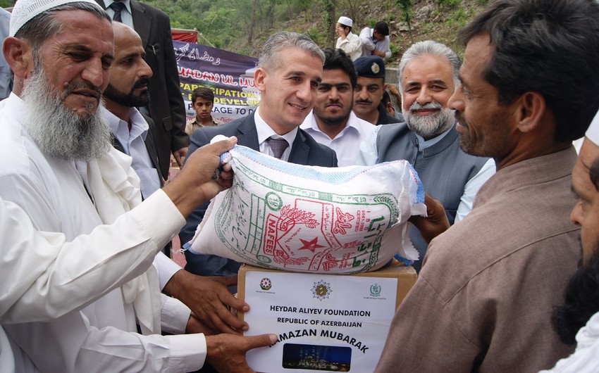 Фонд Гейдара Алиева вручил подарки к Рамазану в ряде сел Пакистана