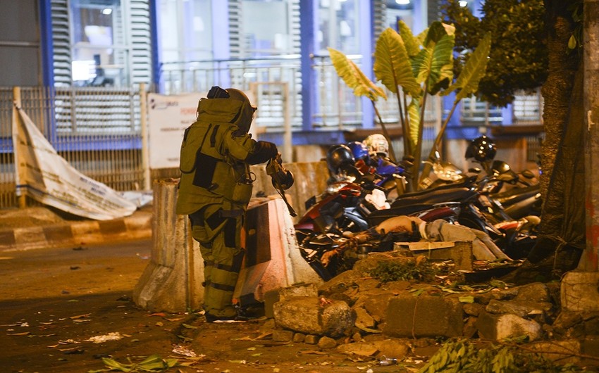 Трое полицейских погибли в Джакарте в результате двух взрывов