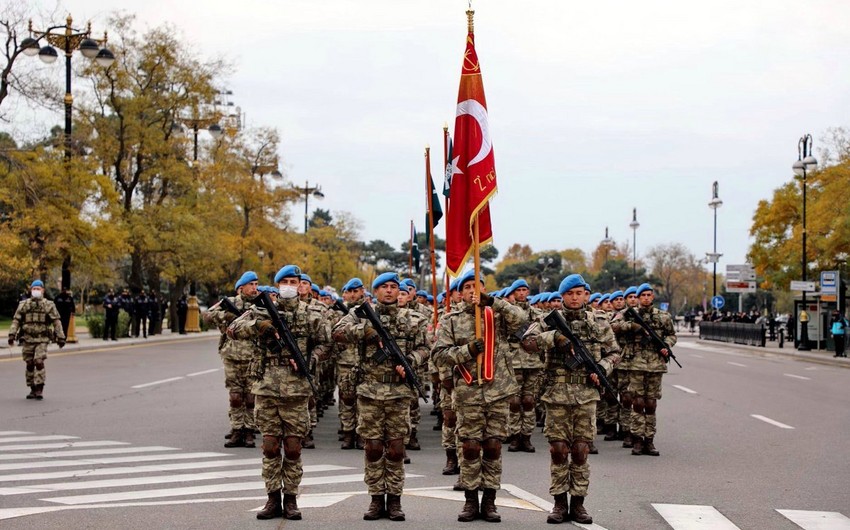 Военнослужащие ВС Турции шествуют на военном параде в Баку  
