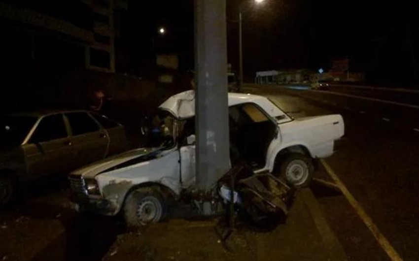 В Мингячевире автомобиль врезался в бетонный фонарный столб, два человека получили травмы