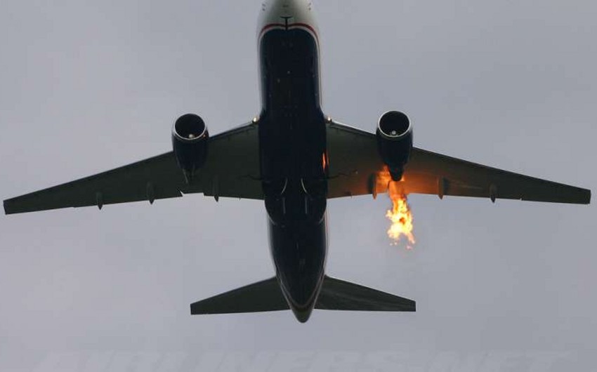 ​Авиалайнер с горящим двигателем совершил аварийную посадку в США