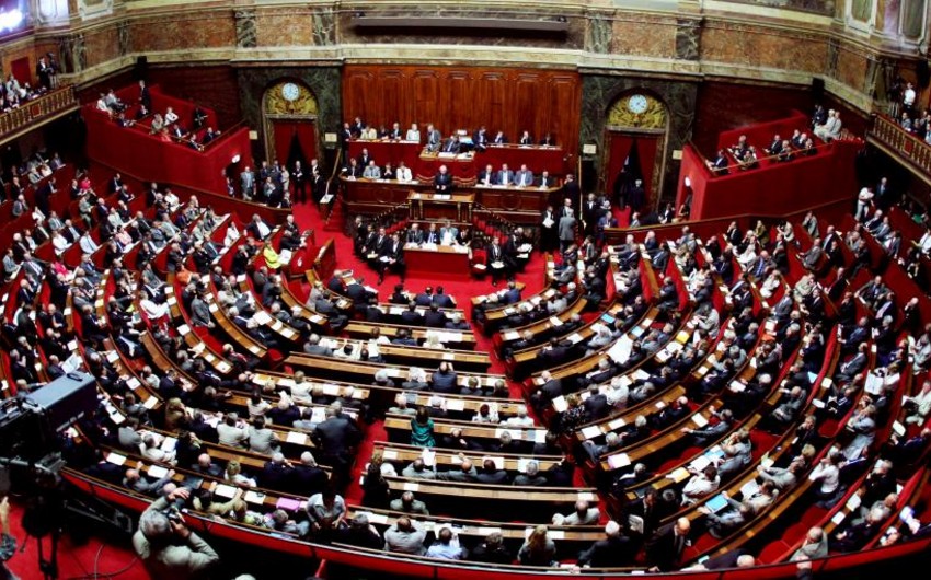 ​Французский парламент одобрил продолжение авиаударов по ИГИЛ