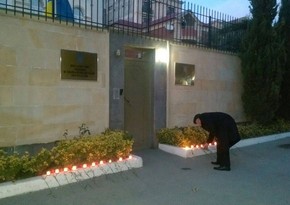 ​Baku residents bring flowers to the Embassy of Ukraine in memory of the victims of the fire under Volnovaha