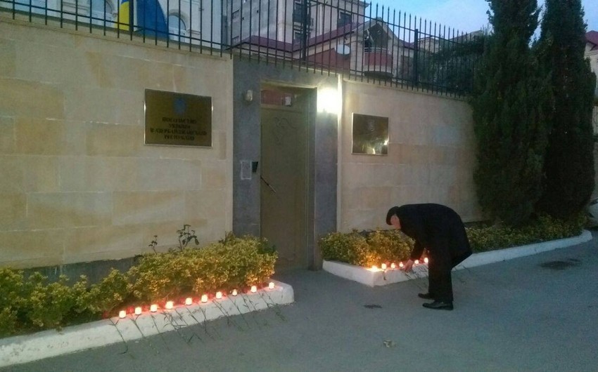Жители Баку принесли цветы к посольству Украины в знак памяти о жертвах обстрела под Волновахой